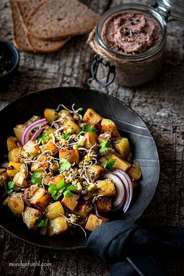 Pfanne mit veganer Leberwurst und Kartoffeln