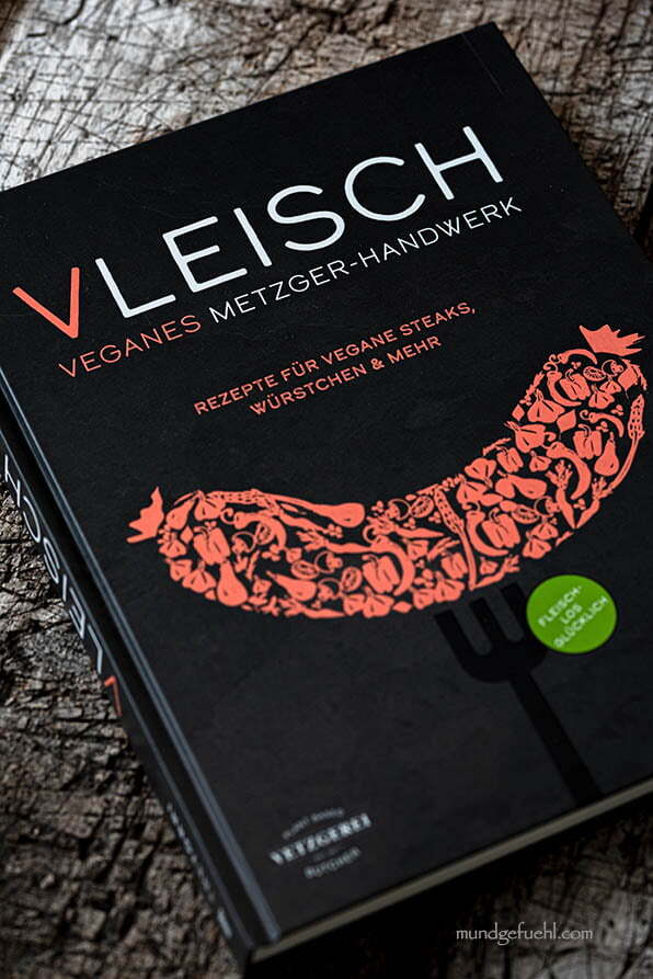 Buch über veganes Metzgerhandwerk liegt auf Tisch