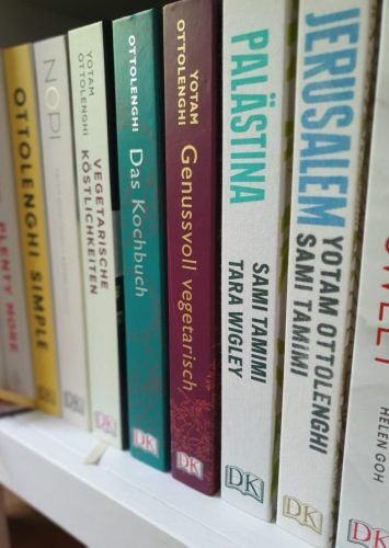 Verschiedene Kochbücher von Yotam Ottolenghi stehen in einem Bücherregal
