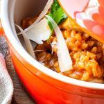 Reisfleisch mit Parmesan in einer ofenfesten Form