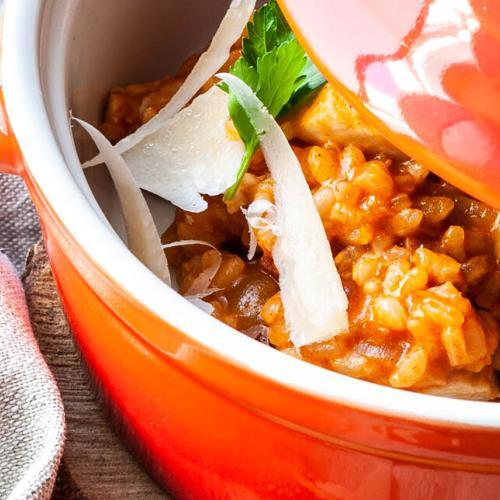 Reisfleisch mit Parmesan in einer ofenfesten Form