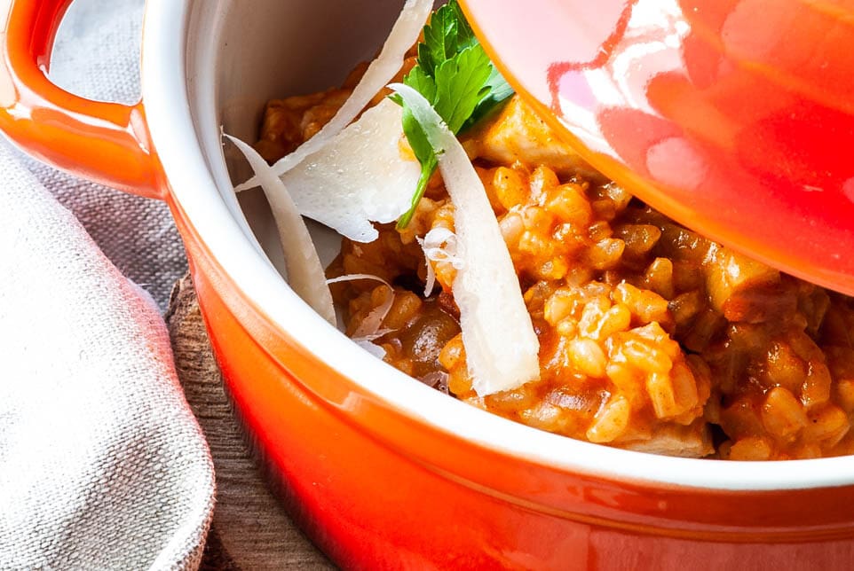 Reisfleisch mit Parmesan in einer ofenfesten Form