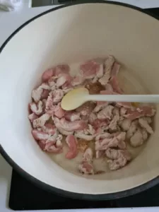 Putenstücke in Kochtopf für Reisfleisch Rezept