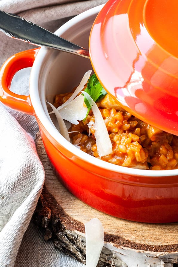 Reisfleisch mit Parmesan in einer ofenfesten Form