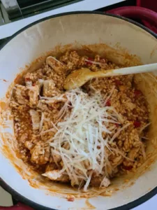 Fast fertiges Reisfleisch mit Parmesan in Topf