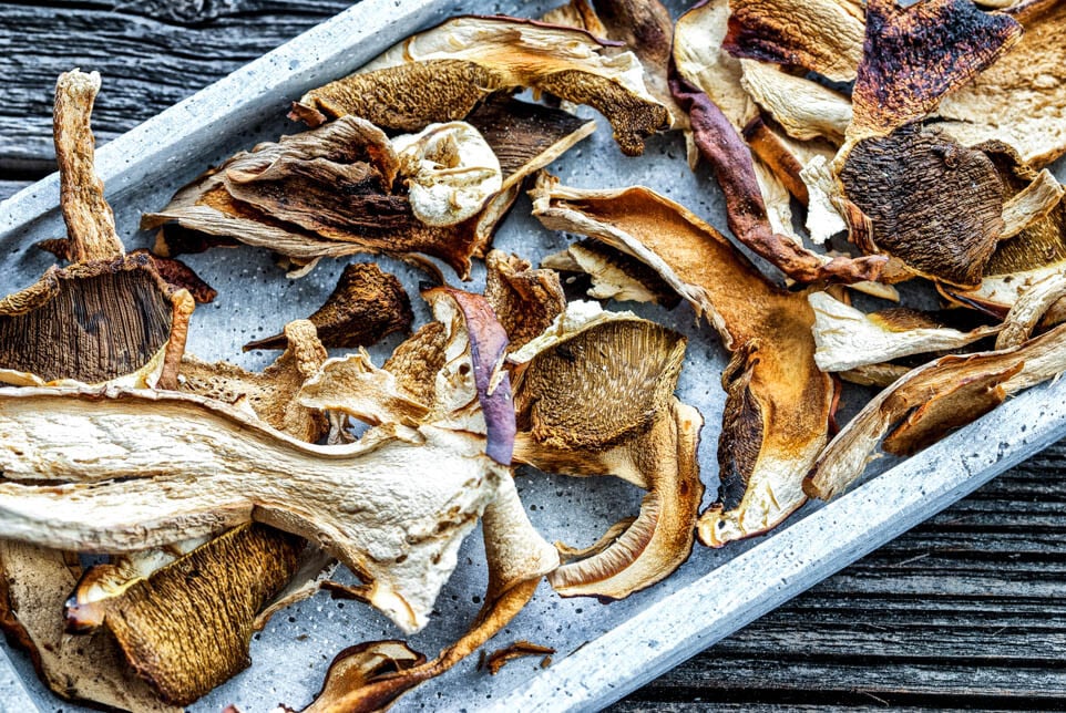 getrocknete Steinpilze liegen auf einem Tablett