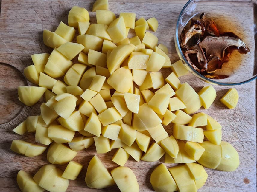 würfelig geschnittene Kartoffeln mit eingeweichten Steinpilzen