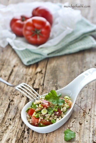 Bulgur-Tomatensalat mit Petersilie für die Mittagspause / Bulgur tomatoe salad with parsley for the lunch break