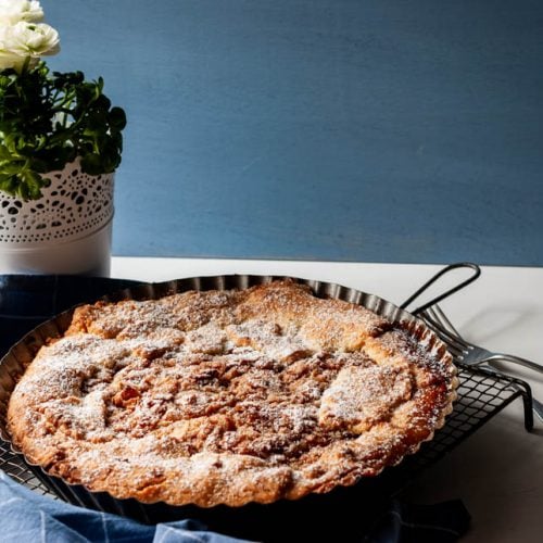 Ein Apfelkuchen steht auf einem Auskühlgitter