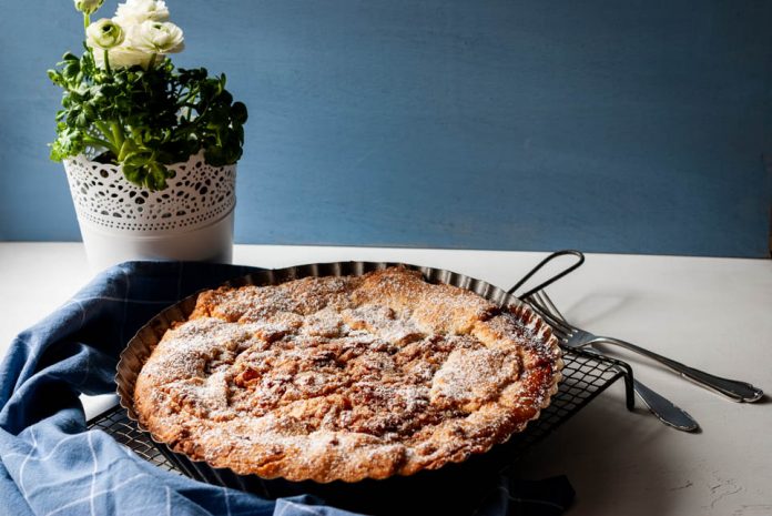 Ein Apfelkuchen steht auf einem Auskühlgitter