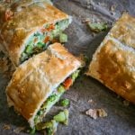 Aufgeschnittener Gemüsestrudel auf Backpapier