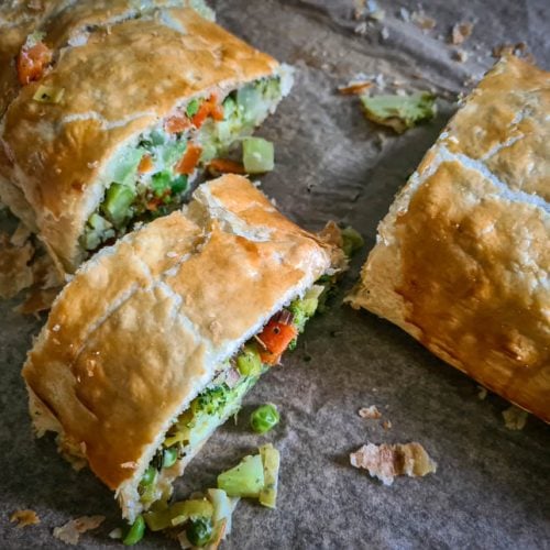 Aufgeschnittener Gemüsestrudel auf Backpapier