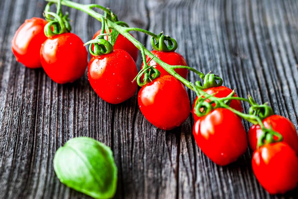 Tomatenrispe auf Holzuntergrund