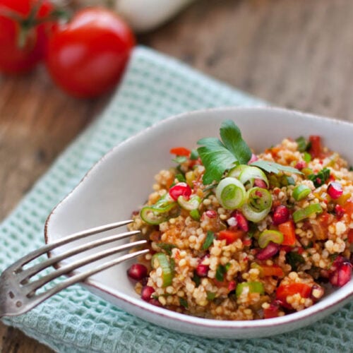 Eine Schale mit Hirserisotto auf Holzuntergrund