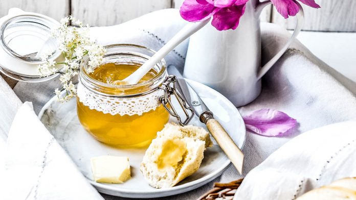 holunderbluetengelee-nach-omas-rezept2 Ein Frühstückstablett mit Holunderblütengelee, Gebäck und Blumen