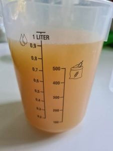 Messbecher mit Holundersaft