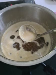 Schaum wird aus Kochtopf abgeschöpft