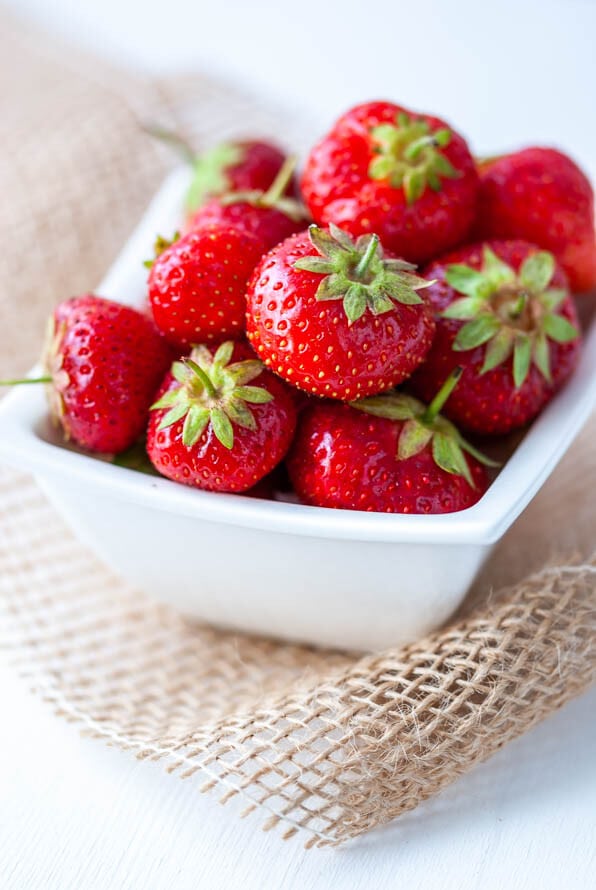 Ein Schüsselchen mit Erdbeeren.