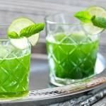 2 Gläser Spinat-Holunder-Smoothie stehen auf einem Tablett