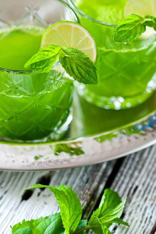 2 Gläser Spinat-Holunder-Smoothie stehen auf einem Tablett