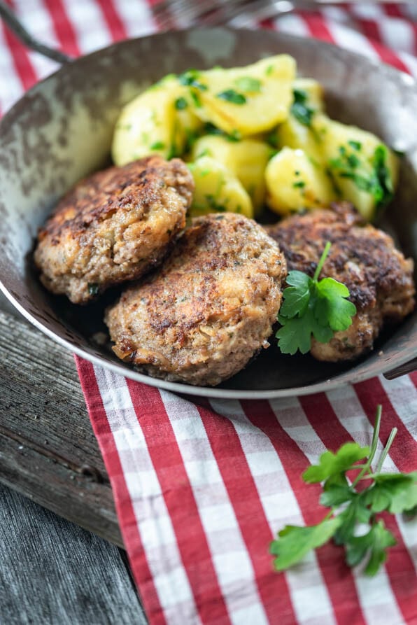 Bratlinge aus Hackfleisch mit Petersilkartoffeln