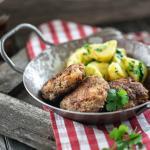 Buletten mit Kartoffeln in Pfanne