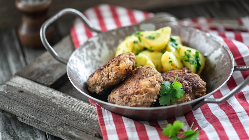 Bratlinge aus Hackfleisch mit Petersilkartoffeln