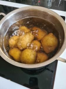 Kochende Kartoffeln in Topf