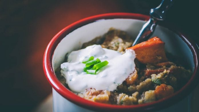 Linseneintopf mit Kürbis in einer Tasse