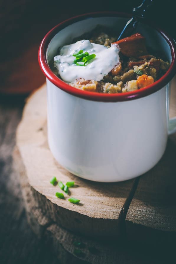 Linseneintopf mit Kürbis in einer Tasse