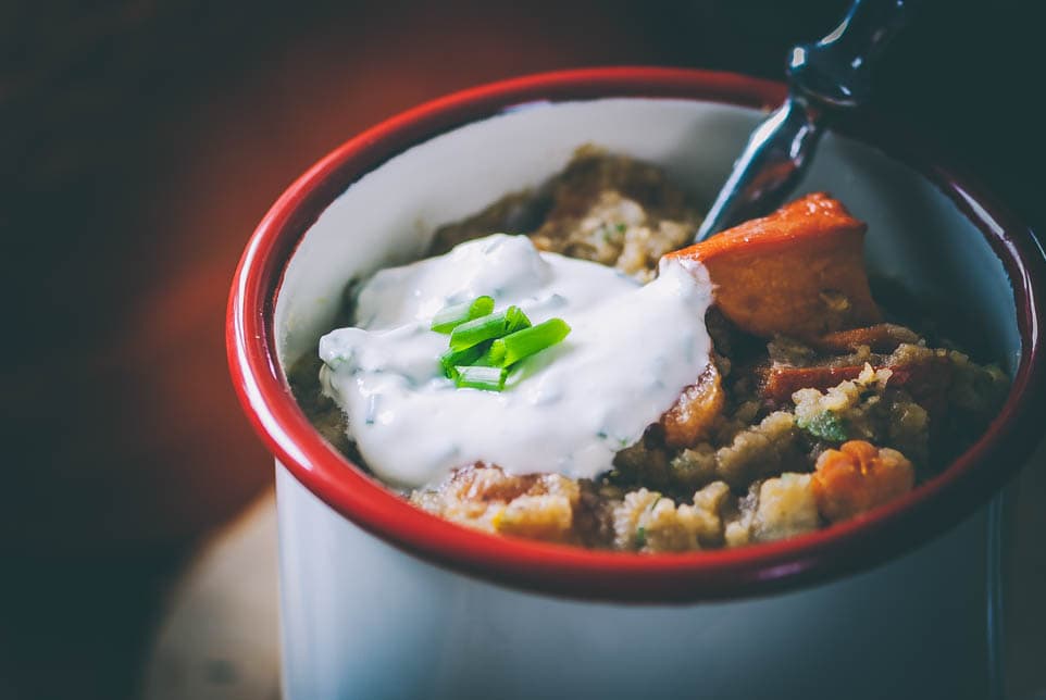 Linseneintopf mit Kürbis in einer Tasse