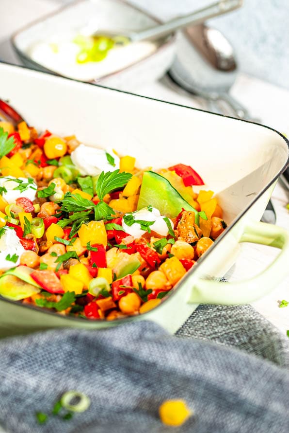 Gemüsepfanne mit Kichererbsen in Auflaufform