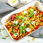 Gemüsepfanne mit Kichererbsen in Auflaufform