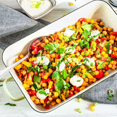 Gemüsepfanne mit Kichererbsen in Auflaufform