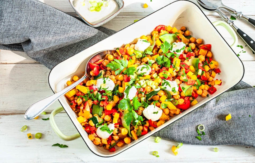 Gemüsepfanne mit Kichererbsen in Auflaufform