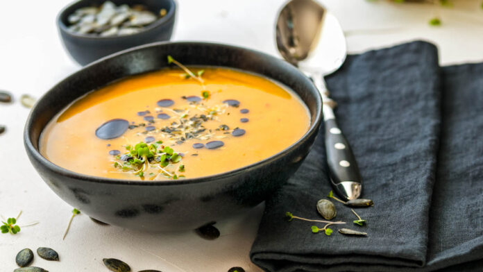 Kürbissuppe frisch gekochte Kürbissuppe mit Kürbiskernen und Kresse angerichtet