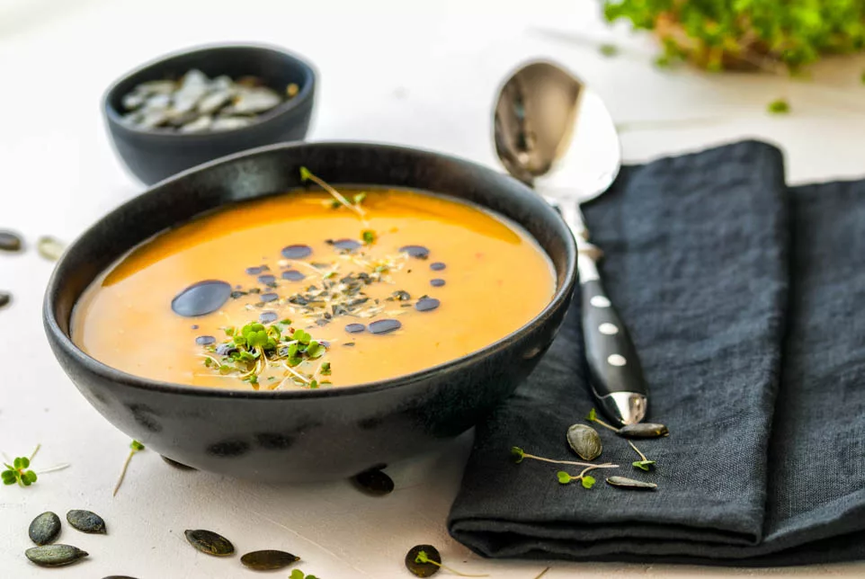 Kürbissuppe in Suppenschale mit Kürbiskernen