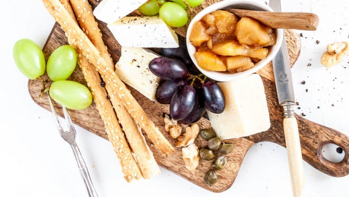 apfelchutney-mit-zwiebeln Käseplatte garniert mit Apfelchutney, Weintrauben und Grissini