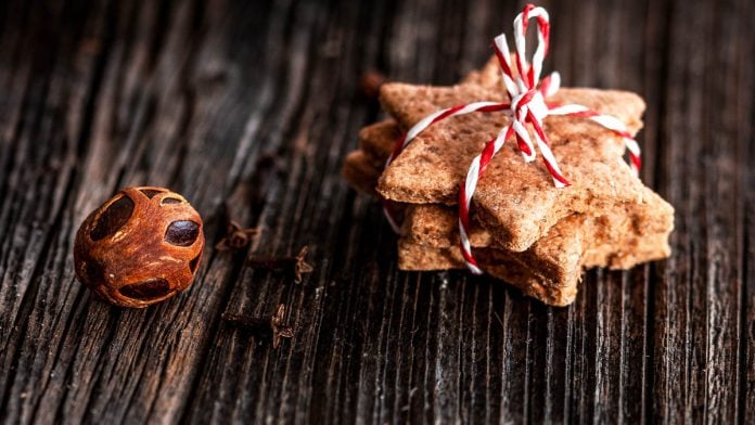 Mit Garn zusammengebundene Dinkelkekse auf Holzuntergrund