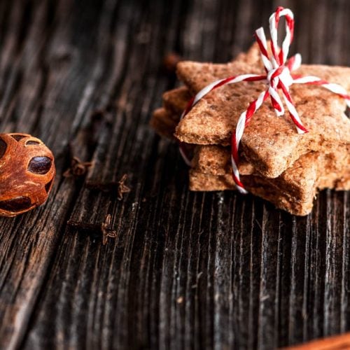 Mit Garn zusammengebundene gesunde Dinkelkekse auf Holzuntergrund