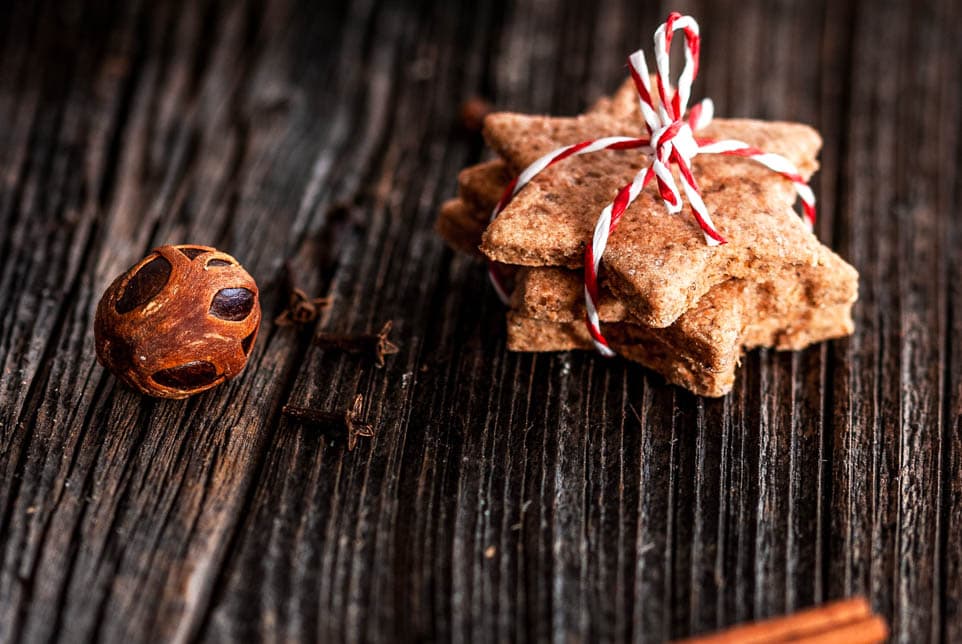 Mit Garn zusammengebundene gesunde Dinkelkekse auf Holzuntergrund