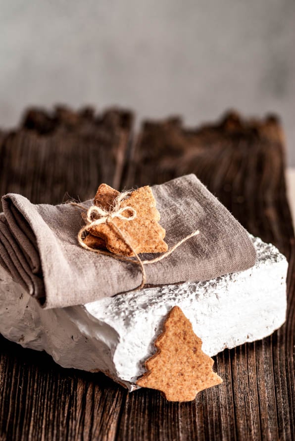 Dinkelkekse liegen mit Juteband zusammengebunden auf Serviette