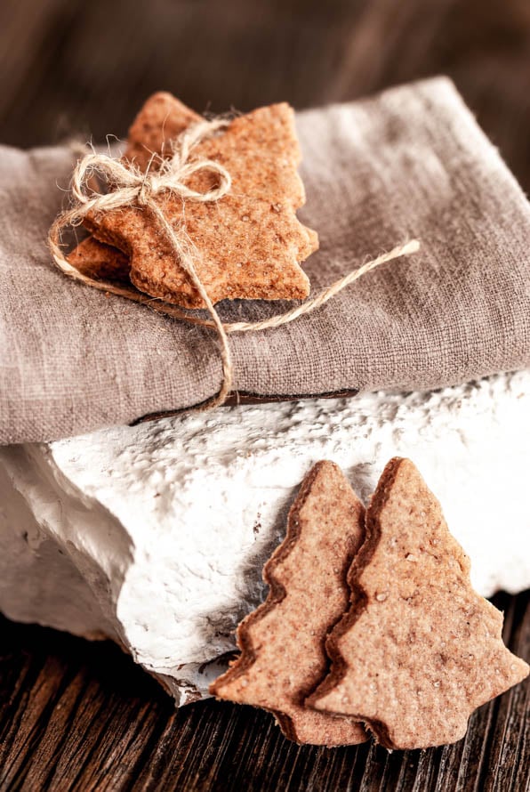 Dinkelkekse liegen mit Juteband zusammengebunden auf Serviette