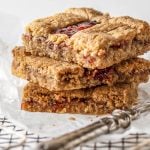 Drei Stück Linzer Schnitten liegen aufeinander auf einem Gitter