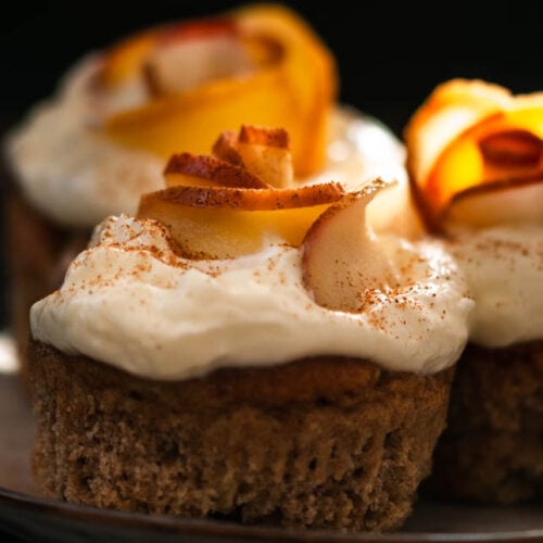 Apfel Zimt Muffins mit Topping auf Teller