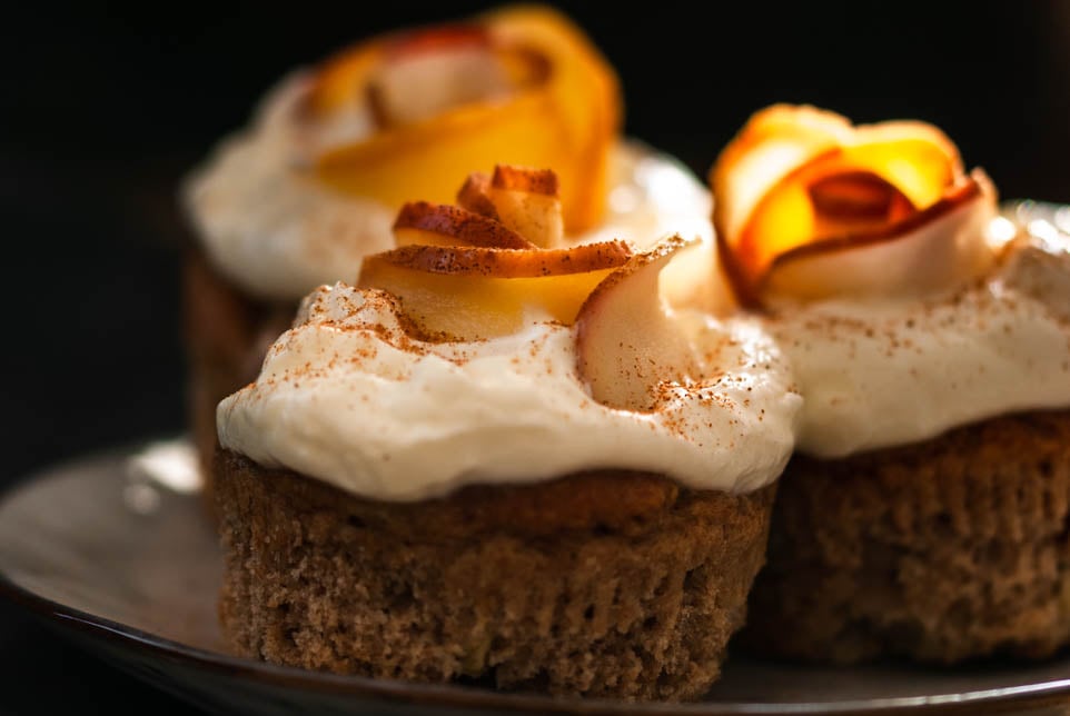 Apfel Zimt Muffins mit Topping auf Teller