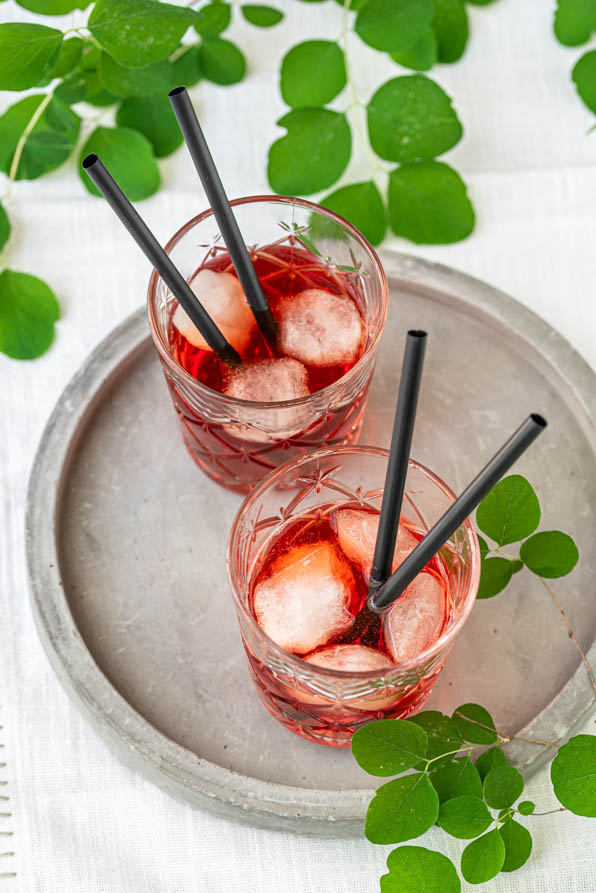 Zwei Campari Gläser mit Strohhalmen auf Tablett