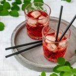 Zwei Campari Gläser mit Strohhalmen auf Tablett