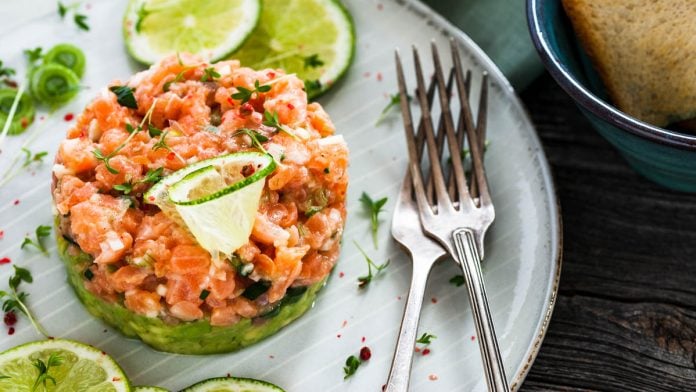 Lachstatar mit Limetten und Toastbrot
