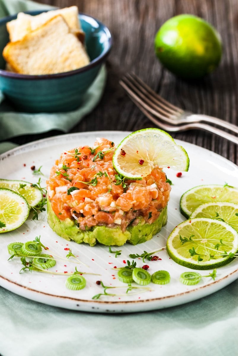 Lachstatar mit Avocado mit Limettengarnitur